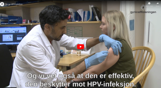 Stillbilde med link til film av Stine som tar HPV-vaksine